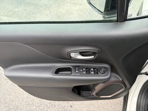 Used 2023 Jeep Renegade Latitude AWD/4WD image 21