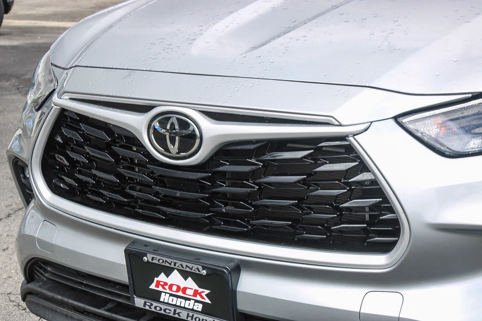 Used 2024 Toyota Highlander LE FWD image 11