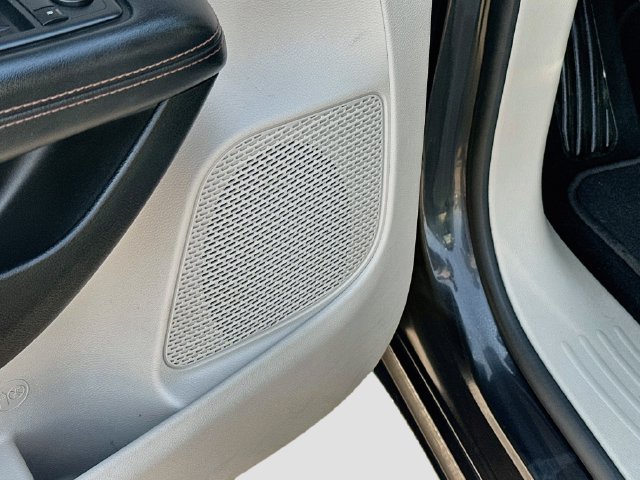 Used 2018 Chrysler Pacifica Touring-L w/ Tire & Wheel Group FWD image 18