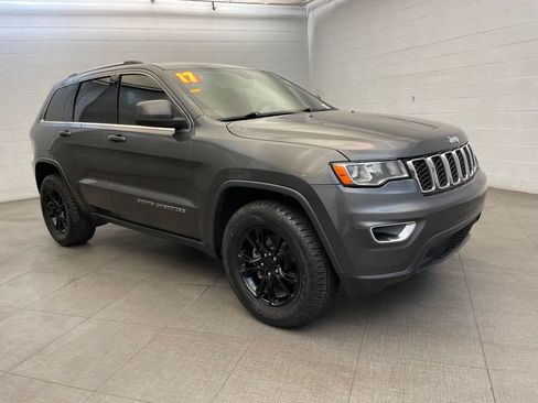Used 2017 Jeep Grand Cherokee Laredo w/ Quick Order Package 23E AWD/4WD image 3