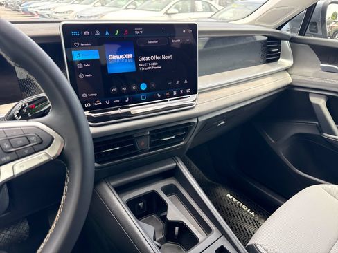 Certified 2025 Volkswagen Tiguan SE AWD/4WD image 18