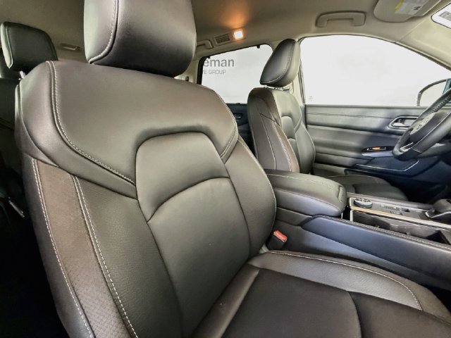 Used 2025 Nissan Pathfinder SL AWD/4WD image 28
