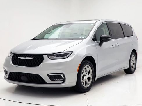 Used 2024 Chrysler Pacifica Limited image 2