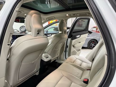 Used 2018 Volvo XC60 T6 Momentum w/ Advanced Package image 15