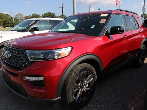 Used 2024 Ford Explorer XLT w/ Equipment Group 202A AWD/4WD image 4