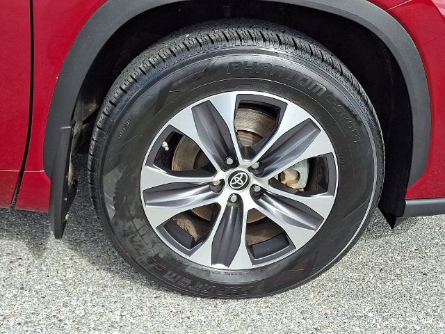 Certified 2022 Toyota Highlander XLE AWD/4WD image 8