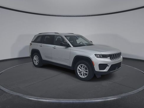 Used 2023 Jeep Grand Cherokee Laredo AWD/4WD image 4