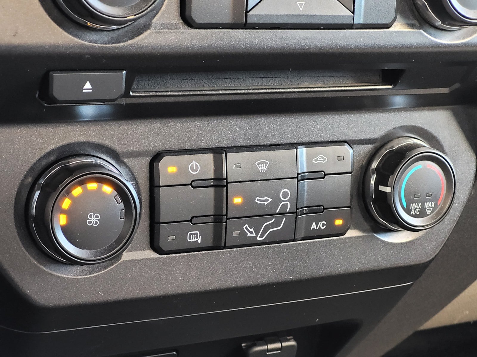 Used 2017 Ford F550 2WD Regular Cab Super Duty image 14