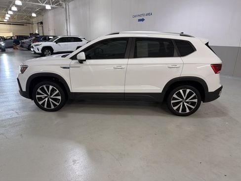 Certified 2023 Volkswagen Taos SE FWD image 6