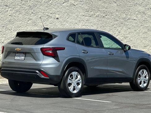 Used 2025 Chevrolet Trax LS w/ Driver Confidence Package FWD image 2