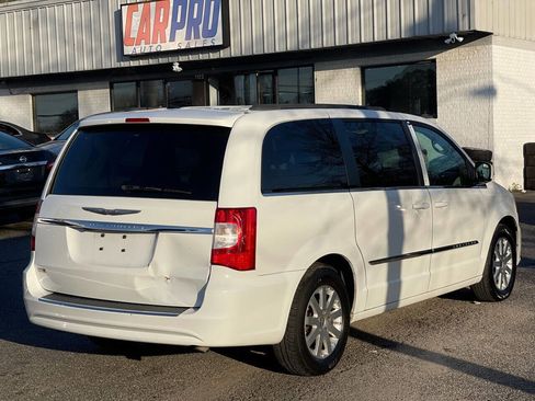 Used 2014 Chrysler Town & Country Touring image 4