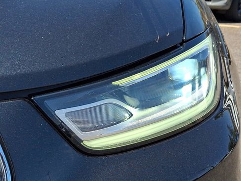 Used 2023 Chrysler Pacifica Touring-L FWD image 9
