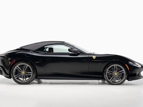 Used 2025 Ferrari Roma Spider RWD image 9