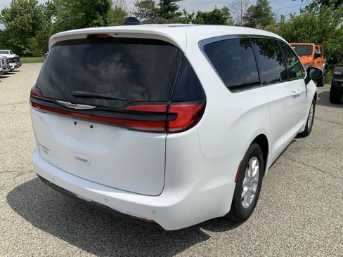 Used 2023 Chrysler Pacifica Touring-L FWD image 13