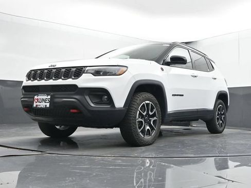 Used 2025 Jeep Compass Trailhawk AWD/4WD image 46