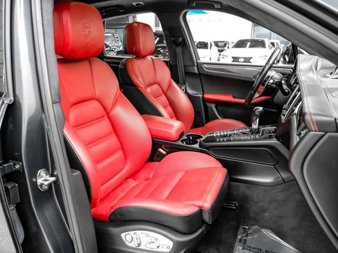 Used 2017 Porsche Macan Turbo AWD/4WD image 31