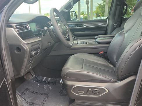 Used 2022 Jeep Wagoneer Series III w/ Premium Group I AWD/4WD image 15