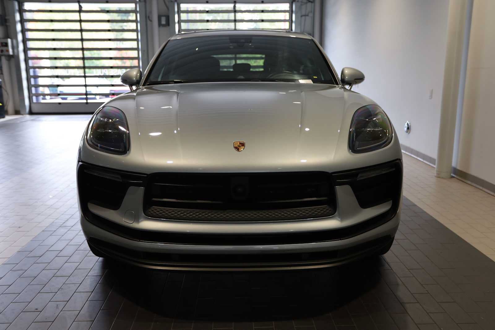 Used 2025 Porsche Macan AWD/4WD image 10