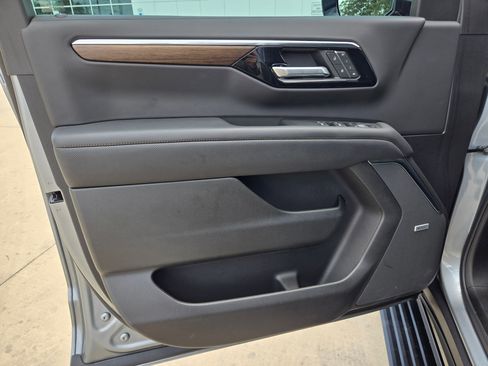 Certified 2025 Chevrolet Suburban High Country AWD/4WD image 19