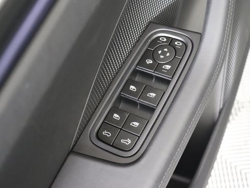 Used 2025 Porsche Macan Electric image 25