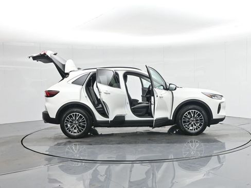 New 2025 Ford Escape SE image 4