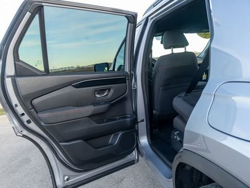 Used 2025 Honda Pilot Sport image 21