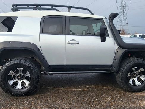 Used 2007 Toyota FJ Cruiser Sport Utility 2D image 2