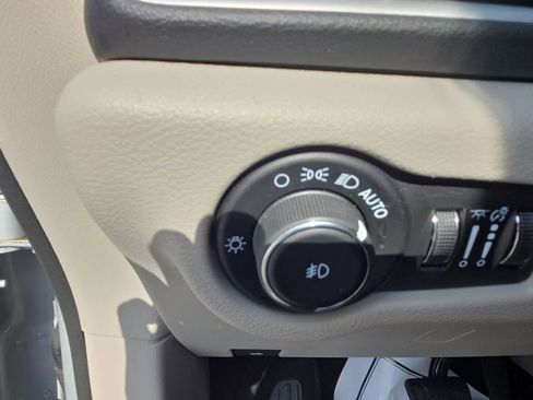 Used 2024 Chrysler Pacifica Touring-L image 26