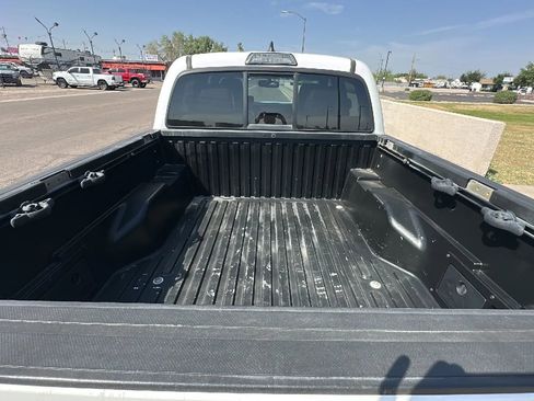 Used 2016 Toyota Tacoma Limited w/ Towing Package image 4