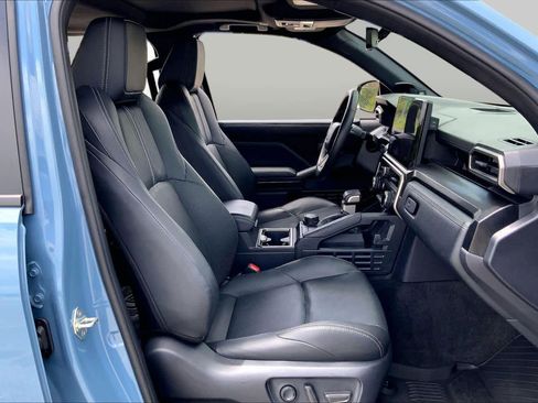Used 2025 Toyota 4Runner Limited AWD/4WD image 9