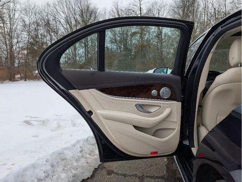 Used 2018 Mercedes-Benz E 300 E300 4MATIC w/ Premium 2 Package image 11