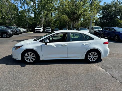 Used 2025 Toyota Corolla LE FWD image 2