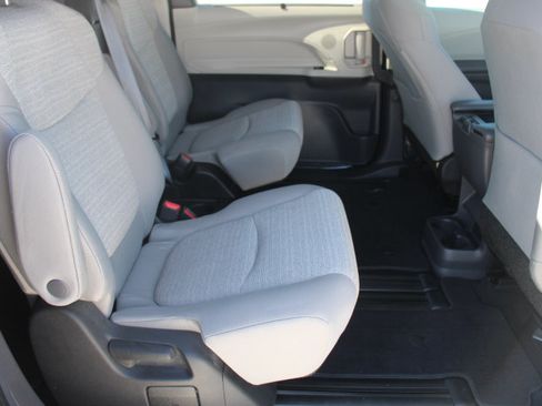 Certified 2022 Toyota Sienna LE FWD image 17