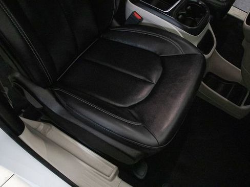 Used 2024 Chrysler Pacifica Touring-L image 17