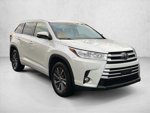 Used 2017 Toyota Highlander XLE image 3