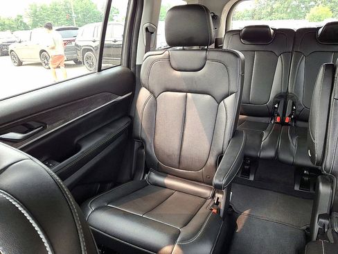 Used 2023 Jeep Grand Cherokee L Limited w/ Black Appearance Package AWD/4WD image 12