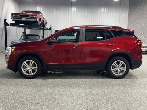 Used 2024 GMC Terrain SLE w/ Driver Convenience Package image 2