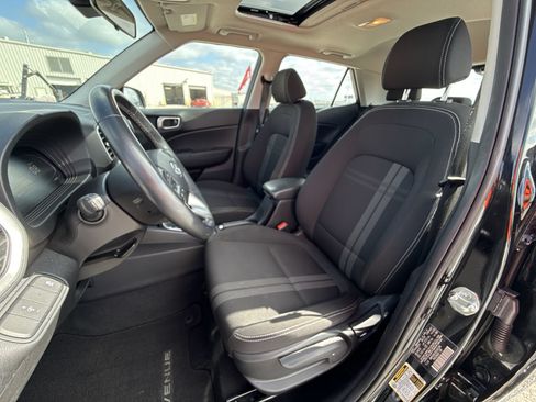 Used 2024 Hyundai Venue SEL FWD image 13