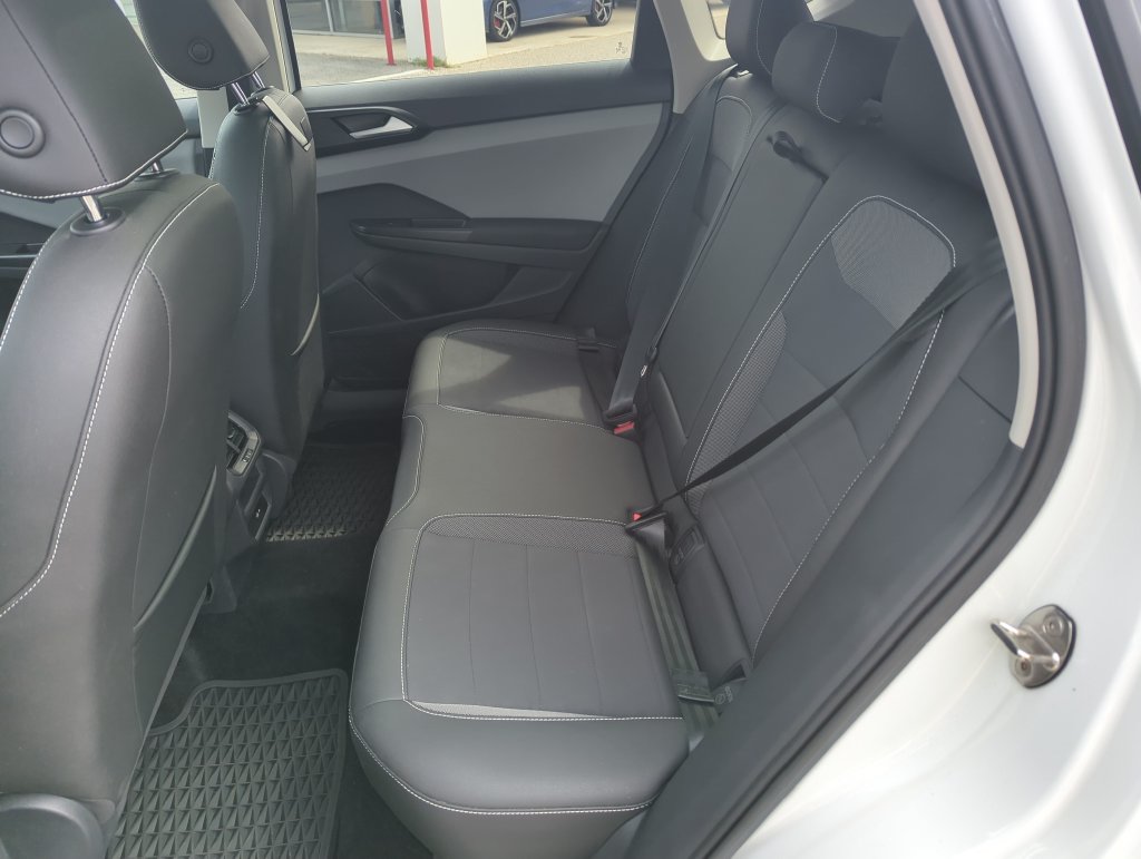 Used 2023 Volkswagen Taos SE w/ Panoramic Sunroof Package FWD image 30