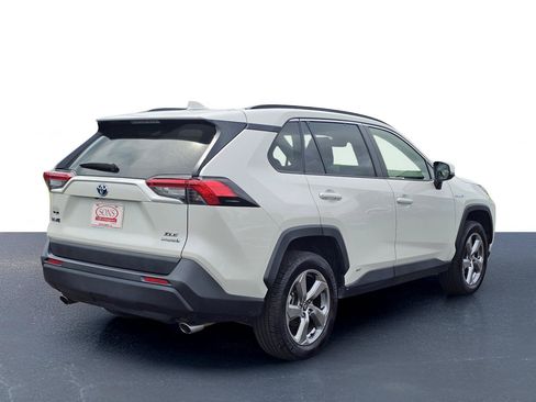 Used 2021 Toyota RAV4 XLE Premium AWD/4WD image 8