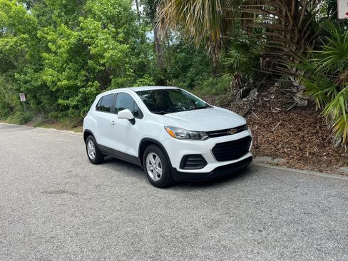 Used 2022 Chevrolet Trax LS w/ Tint and Cruise Package FWD image 4