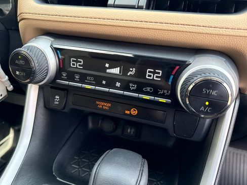 Used 2019 Toyota RAV4 LE w/ Carpet Mat Package AWD/4WD image 34