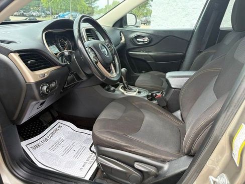 Used 2017 Jeep Cherokee Latitude w/ Cold Weather Group AWD/4WD image 12