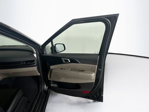 Used 2025 Kia Carnival FWD image 33