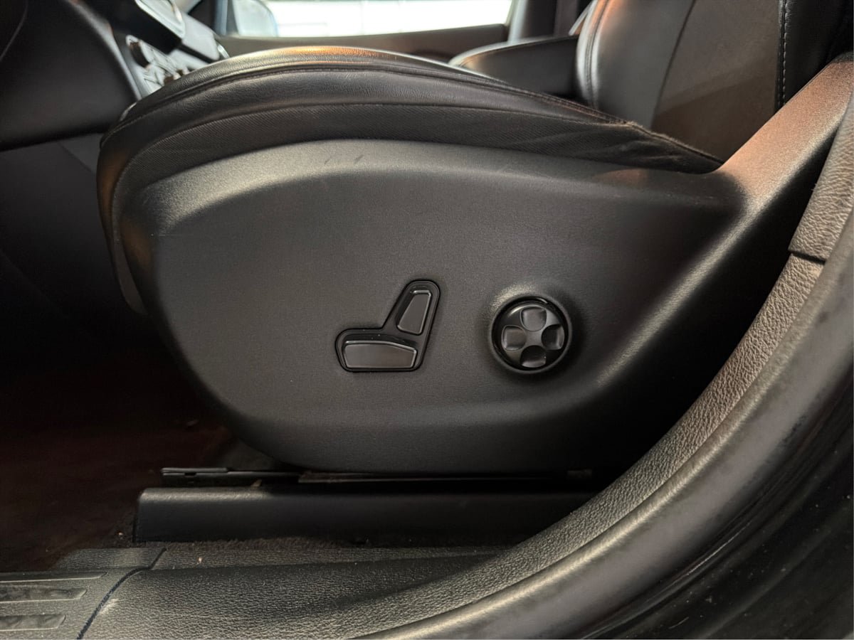Used 2019 Jeep Cherokee Latitude Plus w/ Cold Weather Group AWD/4WD image 22