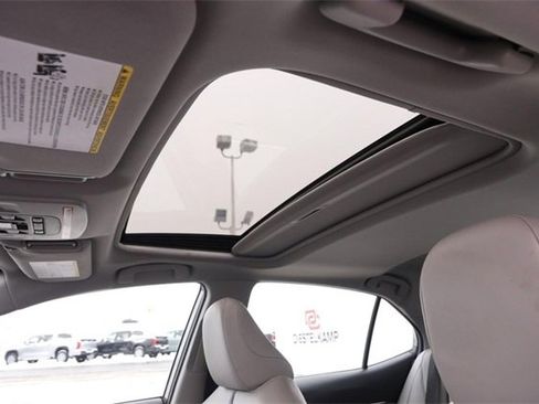 Used 2022 Toyota Camry SE image 8