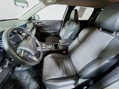 Used 2024 Mitsubishi Outlander SE image 19