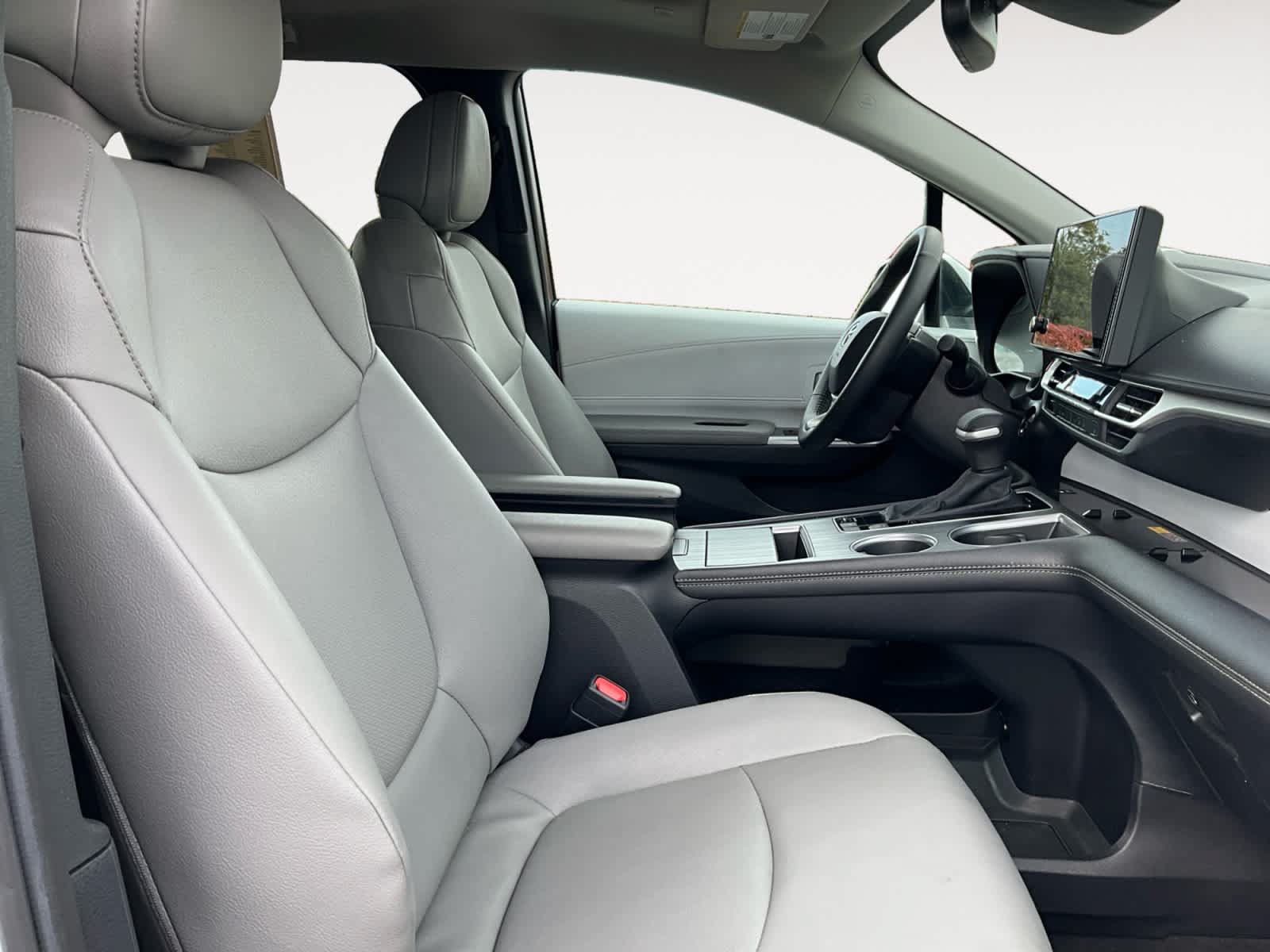 Used 2026 Toyota Sienna XLE FWD image 15