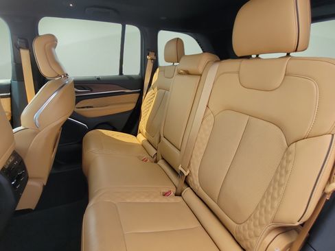 Used 2023 Jeep Grand Cherokee Summit w/ Luxury Tech Group V AWD/4WD image 17