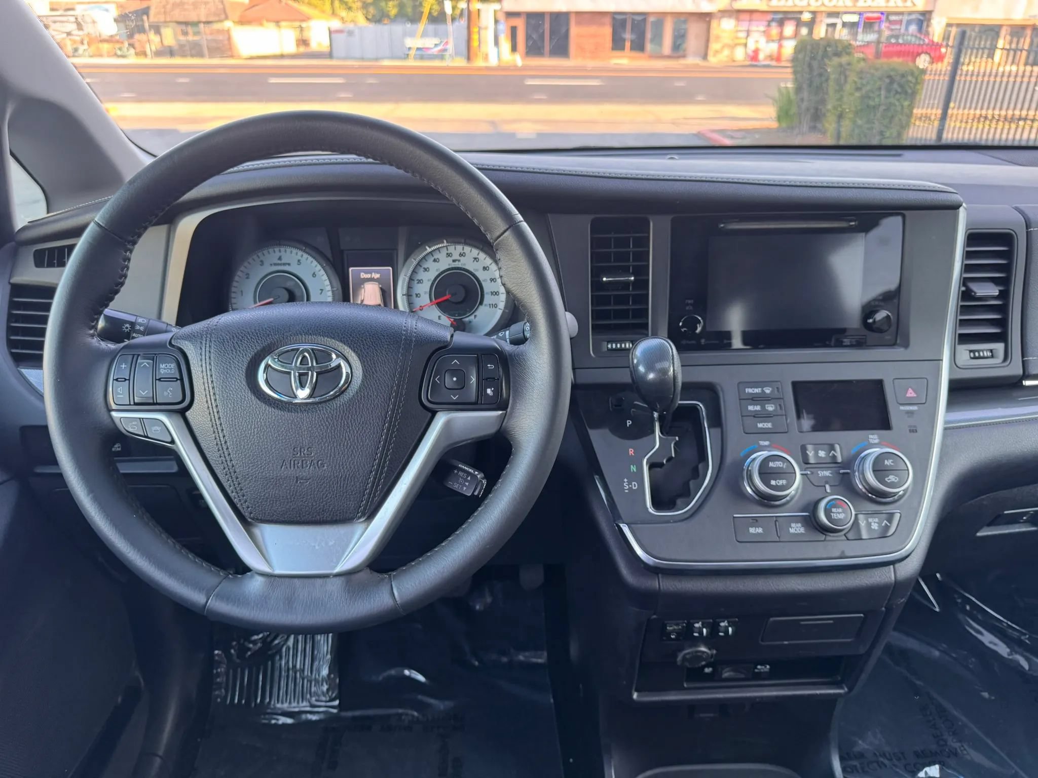 Used 2017 Toyota Sienna SE Premium FWD image 22